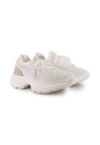 Zapatillas de punto blancas con brillantes de strass, suelas de goma gruesas, cordones y acentos en piel de gamuza beige, mostradas lado a lado sobre un fondo blanco.