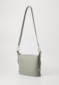 Borsa a tracolla verde in pelle con una texture liscia, minuteria dorata, tracolla regolabile e chiusura a zip. Design minimalista con bordi morbidi.