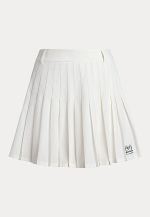 Hvit plissert tennis-skjørt med midjebånd og liten Wimbledon-logo nederst til høyre.