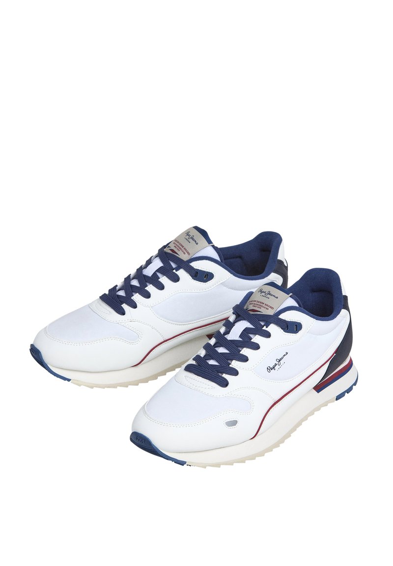 Zapatillas deportivas blancas con acentos en azul marino, que presentan un upper de cuero suave, cuello acolchado, cordones resistentes y una suela de goma texturizada.