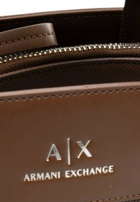 Armani Exchange Handtas - marrone