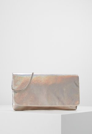 Prostokątna metaliczna kopertówka o błyszczącym, opalizującym wykończeniu i srebrnym łańcuszkowym pasku, umieszczona na białym piedestale na jednolitym tle.