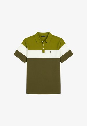Męska koszulka polo z krótkim rękawem w poziome pasy w kolorach oliwkowozielonym, białym i ciemnozielonym oraz trzema guzikami z przodu.