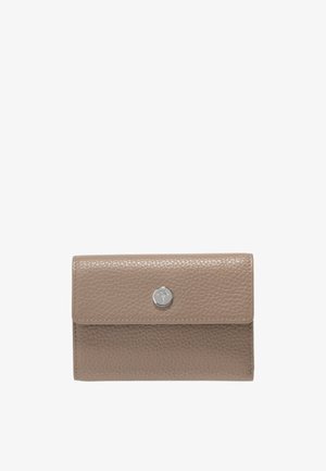 Beige læderpung med tekstureret finish, rektangulær form, magnetisk lukning og en sølvfarvet logodetalje på forsiden.