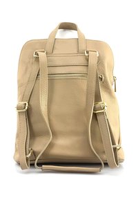 Sac à dos en cuir beige avec une texture lisse, des bretelles réglables, une poche zippée à l'avant et des accents en matériel doré.