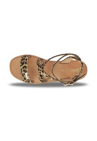 Sandali piatti con stampa leopardata, dotati di tre sottili cinturini, soletta in pelle e una sottile cinghia alla caviglia regolabile. La palette di colori comprende beige e nero.