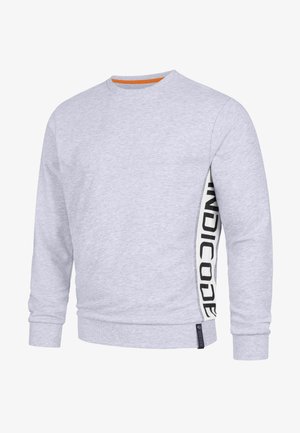 Grijze sweatshirt gemaakt van zachte stof, met lange mouwen, een ronde hals en een zwarte logo-print aan de zijkant. Oranje details op de hals.
