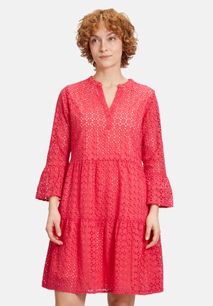 Rotes Spitzenkleid mit V-Ausschnitt, drei Viertel langen Glockenärmeln und gestuftem Rock. Verfügt über geometrische Ausschnitte und eine entspannte Passform.