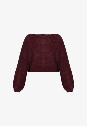 Burgundy színű, kötött, rövidített pulóver széles hajónyakkivágással és hosszú ballonujjakkal, fehér háttér előtt.