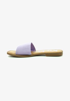 Sandale plate avec une semelle couleur camel et une large bride en cuir suédé violet clair à l'avant, vue de côté sur fond blanc.