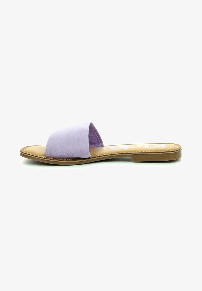 Sandale plate avec une semelle couleur camel et une large bride en cuir suédé violet clair à l'avant, vue de côté sur fond blanc.