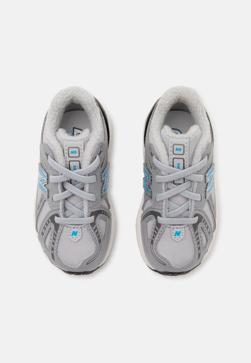New Balance Zapatilla casual niño 1906 Gris metalizado — foto 4