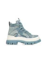 Tenis cu glezna în denim albastru deschis, cu o talpă albă groasă, având șireturi, un mâner și detalii subtile gri pe lateral.