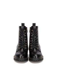 Botas de tobillo de cuero negro con superficie texturizada, ojales en tono dorado, parte frontal con cordones y cremalleras laterales. La suela presenta un patrón de banda.