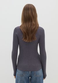 Rippente, dunkelgraue Strickjacke mit langen Ärmeln und körperbetontem Design. Hergestellt aus weichem, strukturiertem Material, mit einem dezenten V-Ausschnitt und abgerundetem Saum.