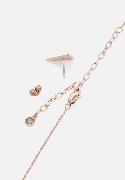 Sada šperků ve růžovém zlatě obsahuje řetízek s klipsnou, přívěsek ve tvaru disku a dva náušnice s geometrickým designem a lesklým povrchem.