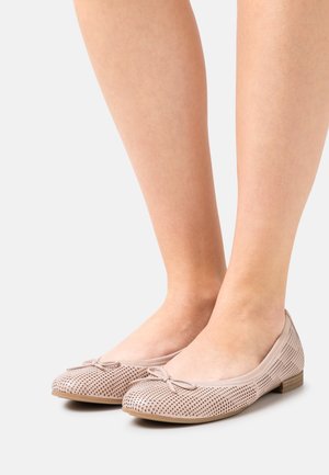 Lichtroze geperforeerde ballerina's met een strikdetail, platte hak en een soepele textuur, met een minimalistisch ontwerp en een ronde neus.