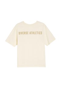 Kremowa bawełniana koszulka z krótkim rękawem, z napisem "DIVERSE ATHLETICS" wydrukowanym złotym tekstem na plecach. Gładka tekstura, luźny krój.