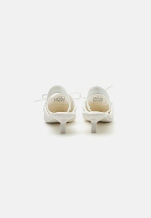 Poradie 14: Armani Exchange - DECOLLETE SHOE - Svadobné topánky