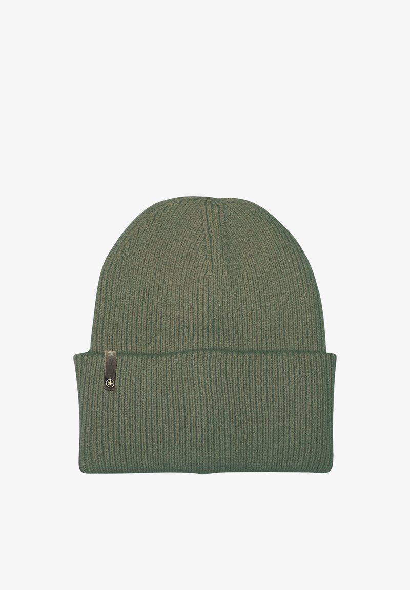 Grüne Strickmütze mit umgeschlagenem Bündchen, ausgestattet mit einem gerippten Muster und einem kleinen Markenetikett, das an die Seite genäht ist. Weicher Stoff für Wärme.