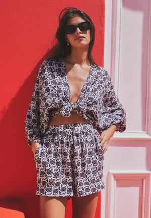 REGULAR FIT - Pantaloni scurți - monochrome print