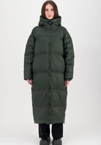 Lang puffer coat in donkergroen, met een hoge kraag, ritssluiting en gewatteerde panelen. Geweven stof met een gladde afwerking, dat tot halverwege het scheenbeen reikt.