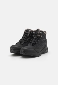 Czarne buty trekkingowe o teksturowanym wykończeniu, z futrzanym kołnierzem, wzmocnionymi oczkami i trwałą kauczukową podeszwą dla lepszej przyczepności.