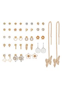 Ett set med örhängen som har guld- och silvertoner, blommotiv, studs, hoops och hängande fjärilsaccenter i varierande former och texturer.