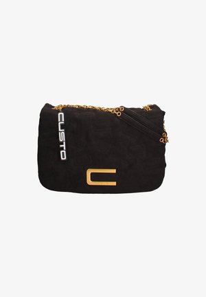 Zwarte suède handtas met een gouden kettingriem, een reliëflogo-patroon en een gouden accent "C" aan de voorkant.