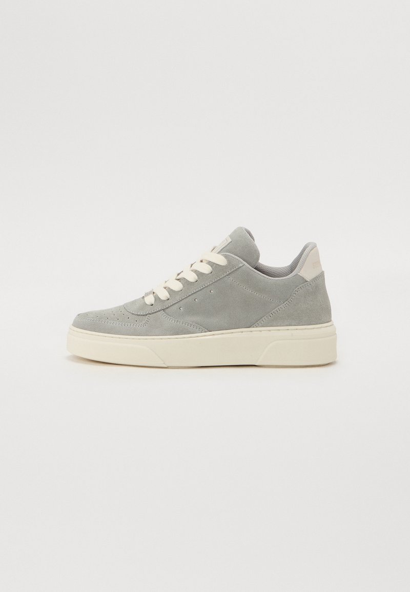 Grå semskede sneakers med kremfargede lisser, en strukturert overflate og minimalistisk design. Har en tykk hvit gummisåle.