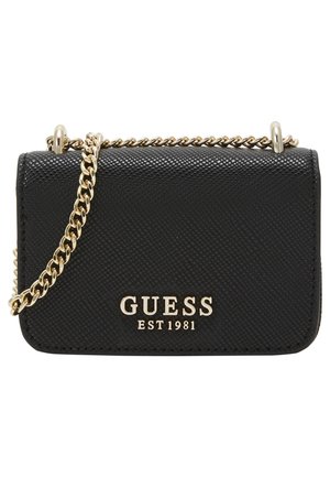 Sac bandoulière Guess en cuir noir texturé avec une chaîne dorée et le logo "GUESS EST 1981" sur le devant.