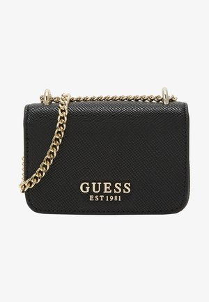 Sac bandoulière Guess en cuir noir texturé avec une chaîne dorée et le logo "GUESS EST 1981" sur le devant.
