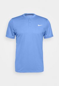 Polo de manga corta azul claro con cuello redondo, tapeta de dos botones y un pequeño logo blanco de Nike en el pecho. Textura suave.