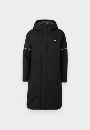 Trench preto longo impermeável com capuz, apresentando um fecho frontal, piping de destaque branco e um forro interior listrado. Logotipo no peito. Textura suave.