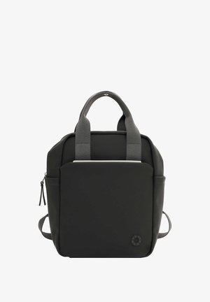 Czarny plecak z podwójnymi uchwytami i regulowanymi paskami. Gładki syntetyczny materiał, przednia kieszeń i detal logo w dolnym prawym rogu.