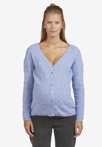 Hellblauer gestrickter Cardigan mit V-Ausschnitt, strukturiertem Muster und metallischen Knöpfen auf der Vorderseite. Weicher Stoff mit langen Ärmeln.