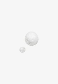 Två tvålbubblor, en större och en mindre, båda genomskinliga med en vit färg och små synliga luftfickor som ger en texturerad yta.