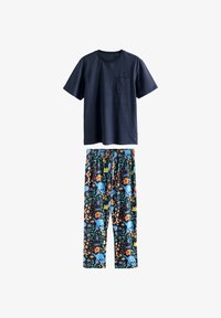 Camisa de manga corta azul marino con bolsillo en el pecho combinada con pantalones negros que presentan patrones florales coloridos y elefantes azules.