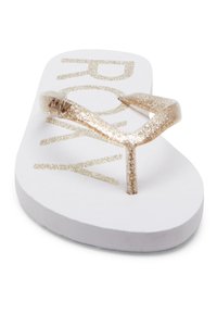 Vita flip-flops med ett tjockt, glittrande guldrem som har ordet "ROXY" tryckt i metalliskt guld. Platt sula med texturerad yta.
