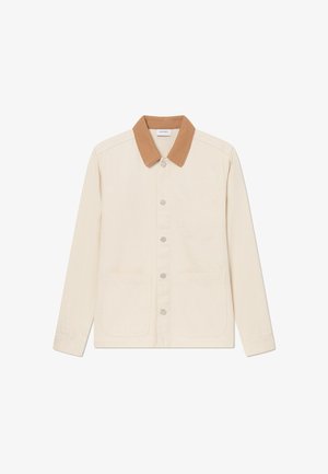 Bež pamukasta jakna s smešnim pupkom od žoržeta, sprijeda na dugmad, i dva velika prednja džepa. Dugi rukavi, ležeran dizajn.