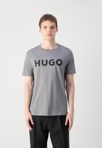 HUGO DULIVIO - Nyomott mintás póló - medium grey