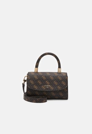 Czarna torebka Guess z brązowym wzorem logo, górnym uchwytem, odpinanym paskiem na ramię oraz złotym napisem "GUESS 1981" na przedniej klapie.