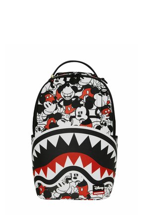 Mochila con patrón de caras de Mickey Mouse en estilo dibujo animado en negro, blanco y rojo y gran gráfico de boca de tiburón en el bolsillo delantero.