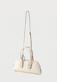 Hvid læderhåndtaske med to øverste håndtag og en aftagelig rem. Har guldfarvede metaldele og en rund form med syede detaljer.