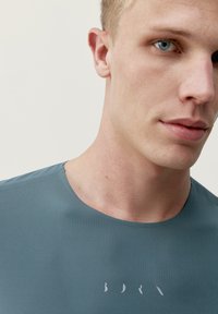 Born Living Yoga - Koszulka sportowa