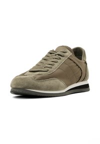 Sneaker con tomaia in suede e nylon verde oliva, con collare imbottito, lacci, suola intermedia bianca e suola in gomma nera.