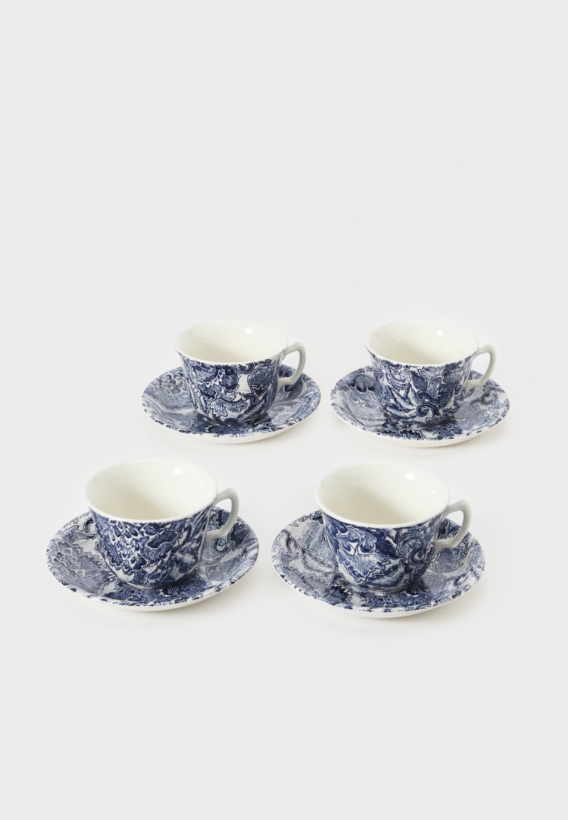 Conjunto de chá em porcelana azul e branca, com quatro chávenas decoradas com padrões florais intrincados e pires combinando, textura lisa e formas arredondadas.