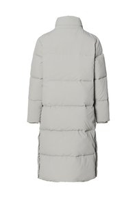 Lichtgrijze lange gewatteerde winterjas met hoge kraag, horizontale stiksels, lange mouwen en zijsplitten aan de onderkant, van achteren getoond.