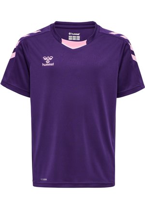 Paarse sporttrui met een v-hals en korte mouwen. Heeft roze strepen op de schouders en het "hummel" logo op de borst.