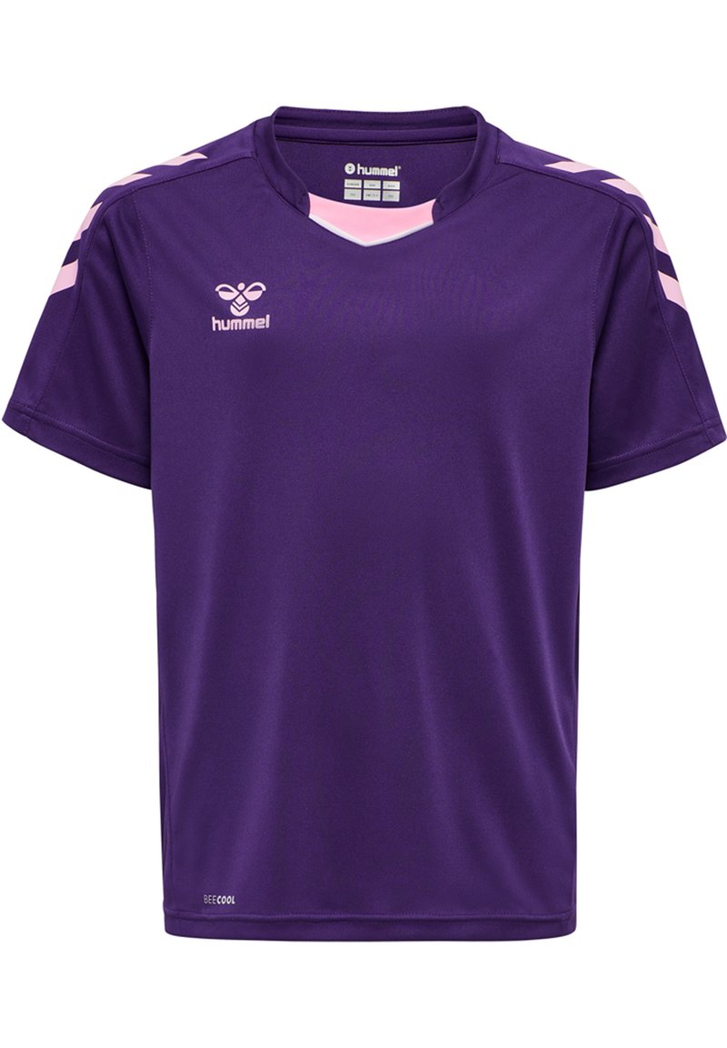 Lilla sports-trøje med v-hals og korte ærmer. Har rosa striber på skuldrene og "hummel" logoen på brystet.